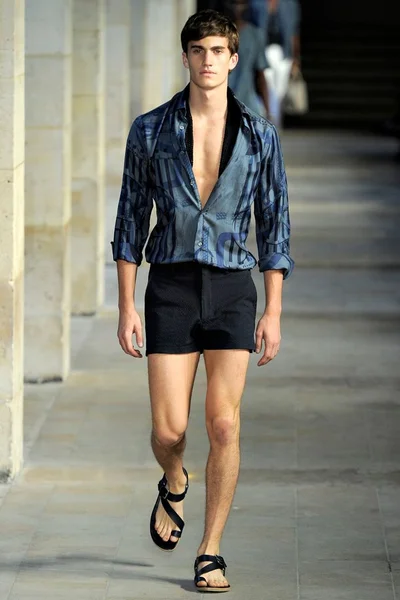 Look 10